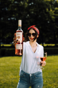 Žena drží v ruke ružové víno Slovenské vinice